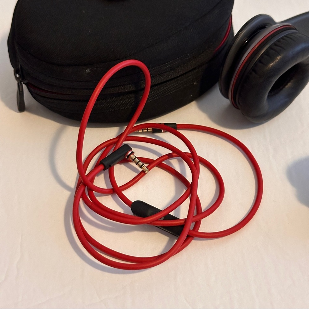 Beats by Dre Solo HD Wired Over-Ear Headphones Black Red Preowned - Picture 6 of 8